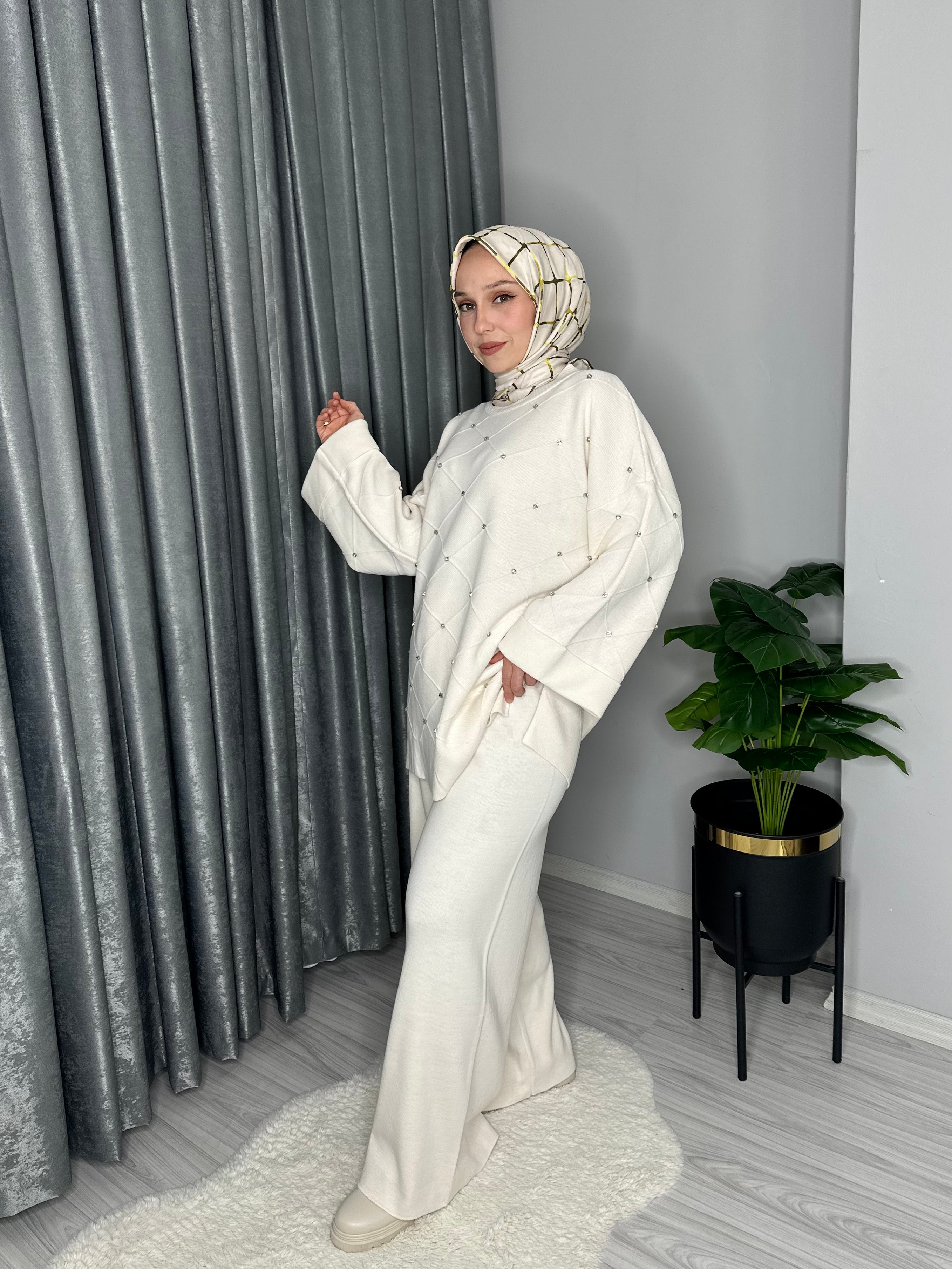 TAŞ DETAYLI TRİKO TAKIM