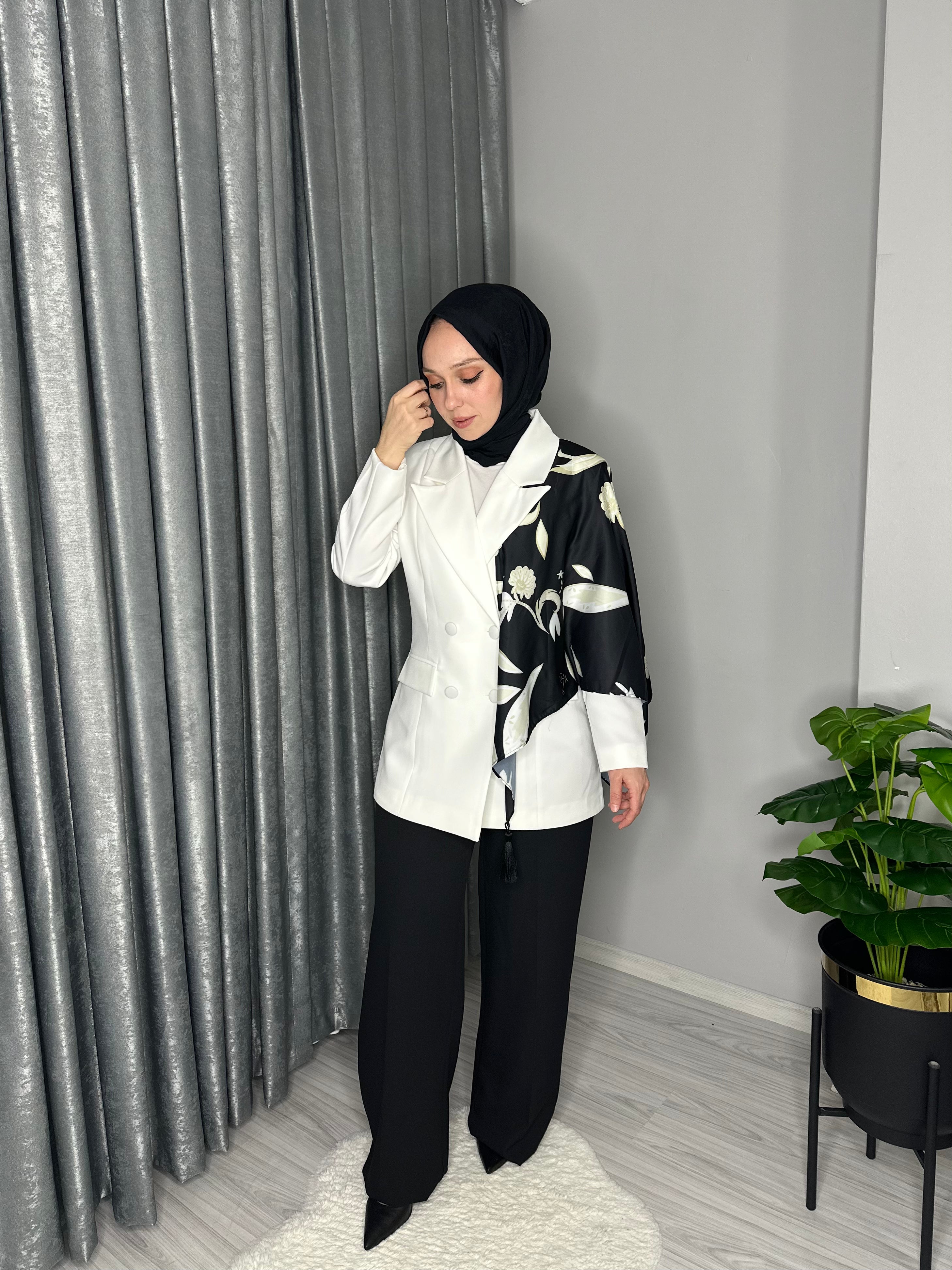 EŞARP DETAYLI TASARIM TAKIM