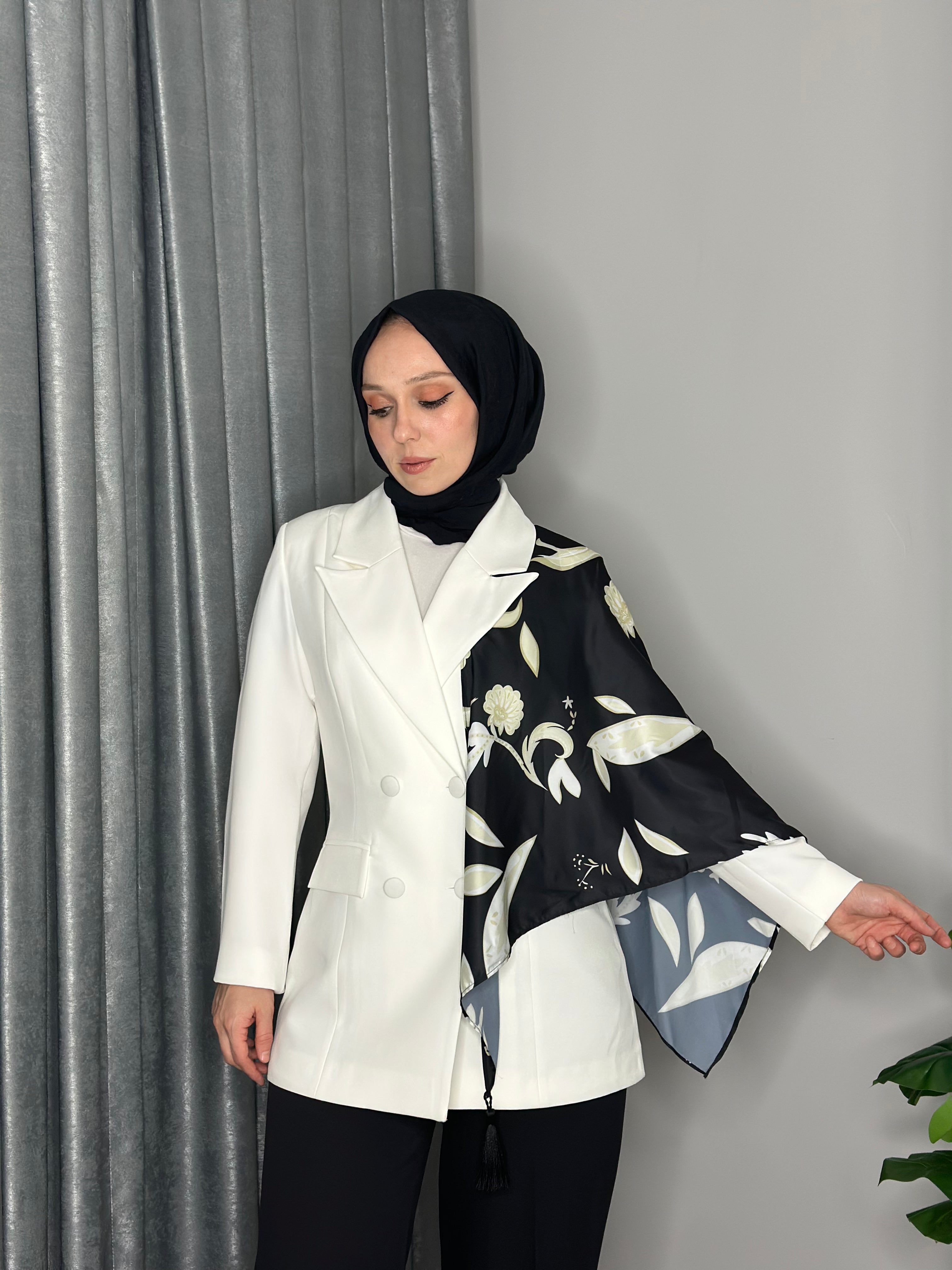 EŞARP DETAYLI TASARIM TAKIM